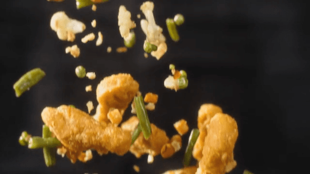 치킨과 함께 여러가지 재료가 천천히 떨어지는 모습