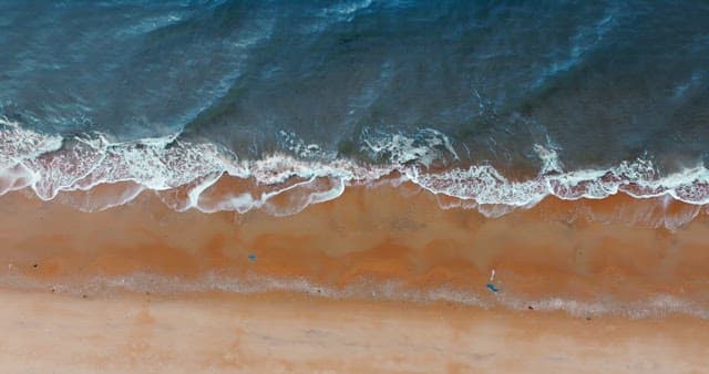 파도가 밀려와 부서지는 해안가