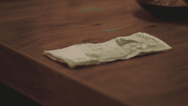 테이블 위에 한국 돈을 놓는 손