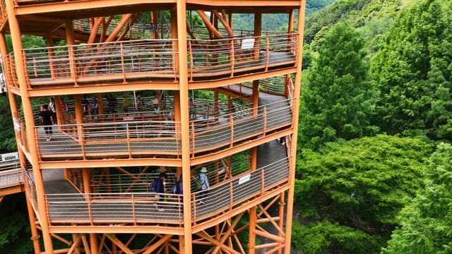 사람들이 높은 전망대에서 걷고 있는 모습