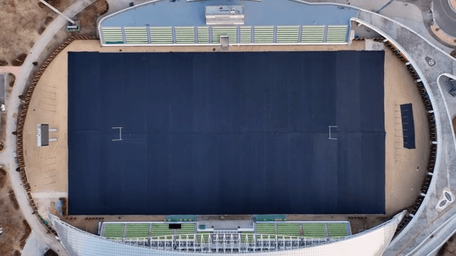 덮개가 있는 대형 경기장