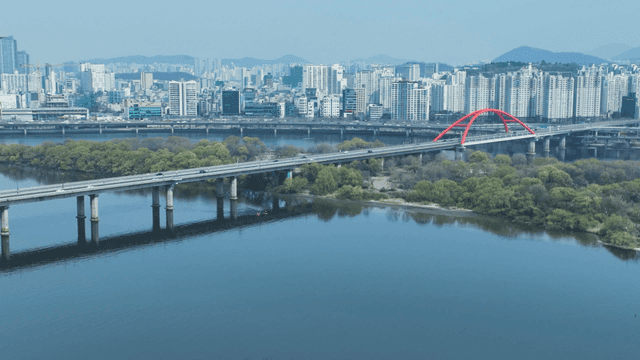 도시 스카이라인과 강 위의 다리