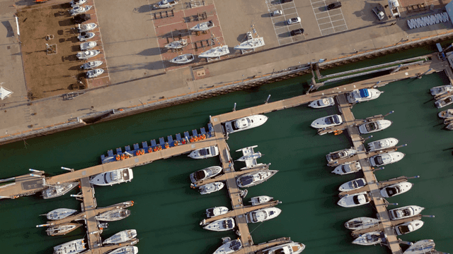 정박된 보트와 요트가 있는 위락항