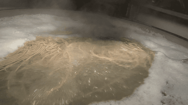 끓는 물에서 조리되는 국수