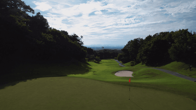 맑은 하늘 아래 고요한 골프장