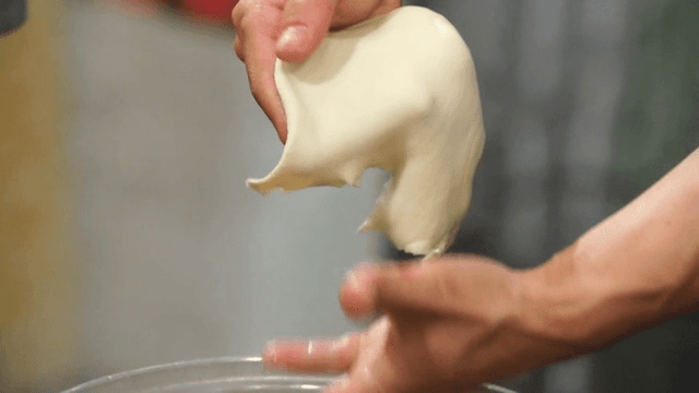 반죽을 뜯는 손