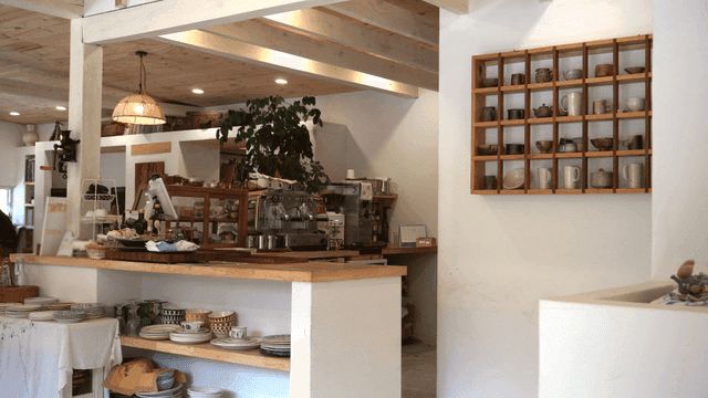 도자기 진열장이 있는 아늑한 카페 내부