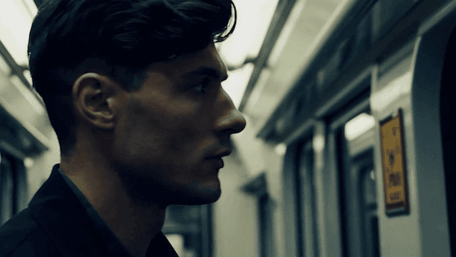 지하철에서 생각에 잠긴 남자