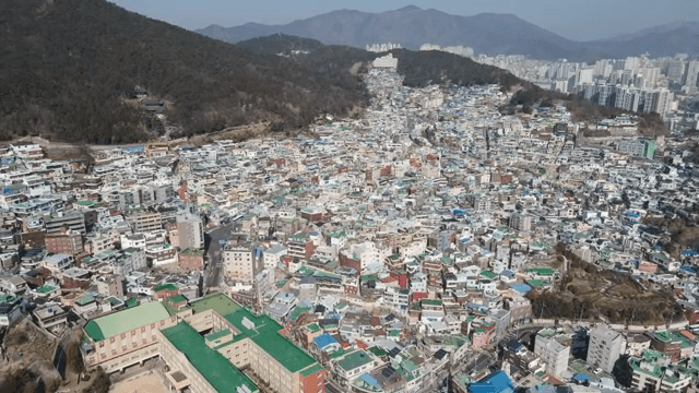 산과 함께한 다채로운 언덕 마을