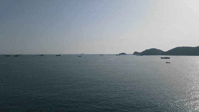 멀리 배와 섬이 보이는 잔잔한 바다