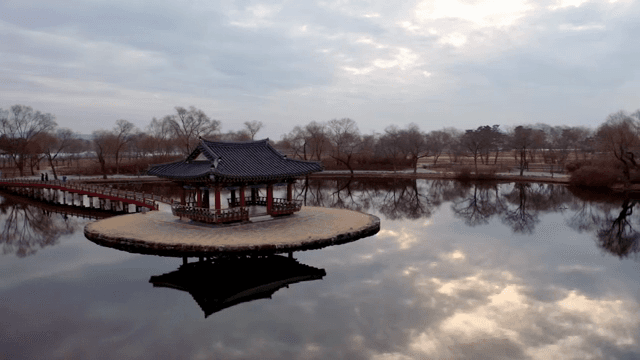 고요한 호수 위의 전통 정자