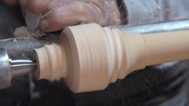 작업대에서 나무가 깎이는 모습