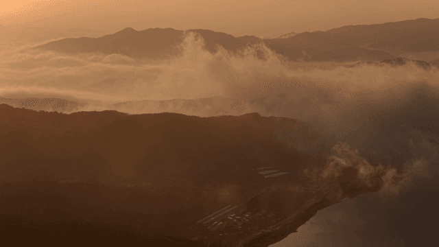 새벽에 산과 구름