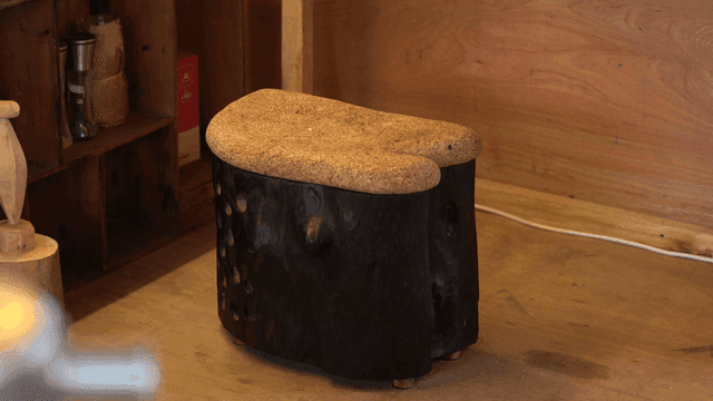 실내의 독특한 디자인의 나무 의자