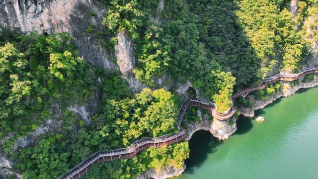 고요한 강을 따라 이어진 산길