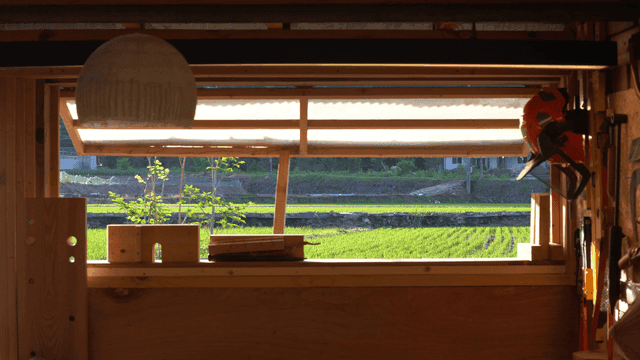 창문으로 농장 풍경이 보이는 나무 목공소