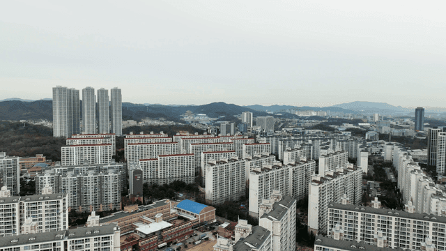 고층 아파트들이 있는 도시 전경