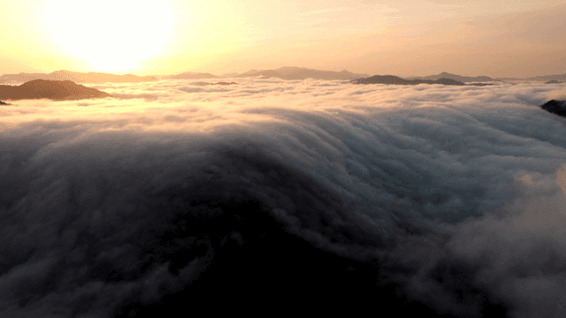 Sunrise above sea of ​​clouds