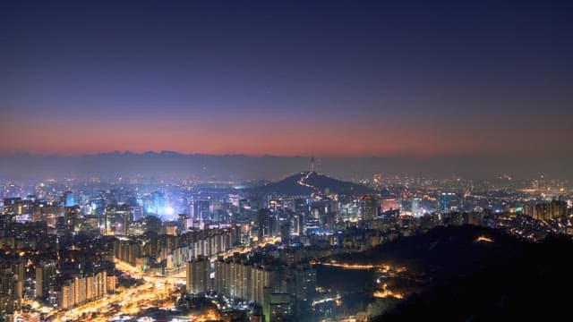 화려한 수평선을 배경으로 한 새벽 도시 풍경