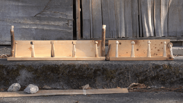 콘크리트 표면 위의 목재 선반