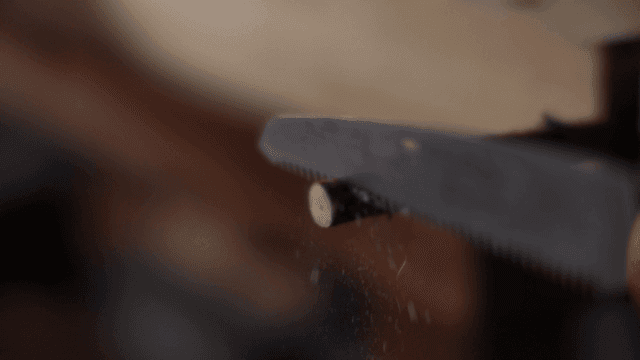 실내에서 작은 나뭇가지를 자르는 톱