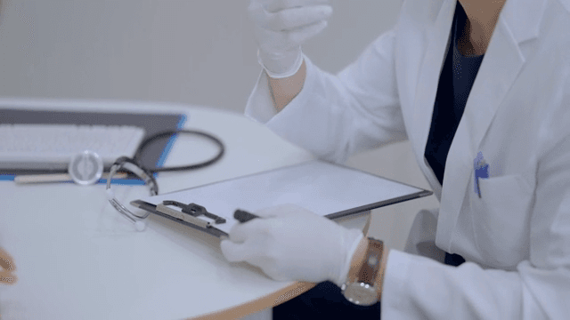 진료 중 메모하는 의사