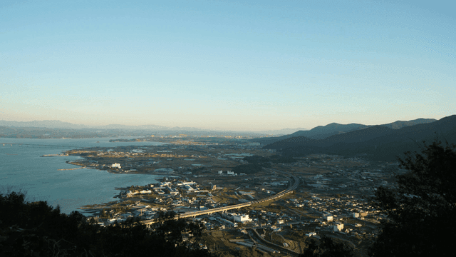 멀리 산이 보이는 해안 마을