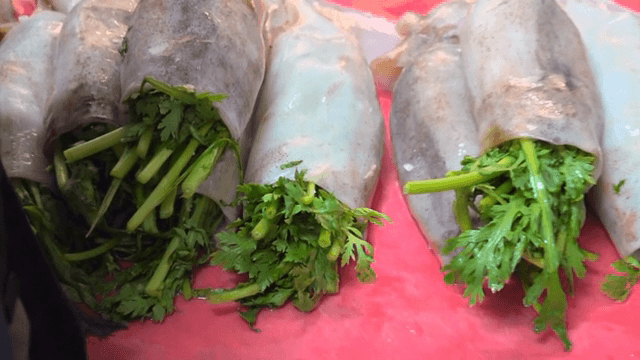 신선한 쑥갓으로 채운 오징어