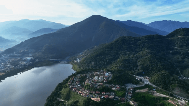 아름다운 하늘 아래 푸른 산