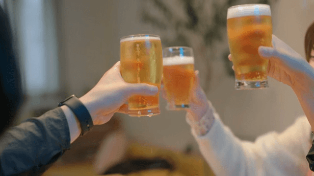 함께 맥주를 즐기며 건배하는 친구들