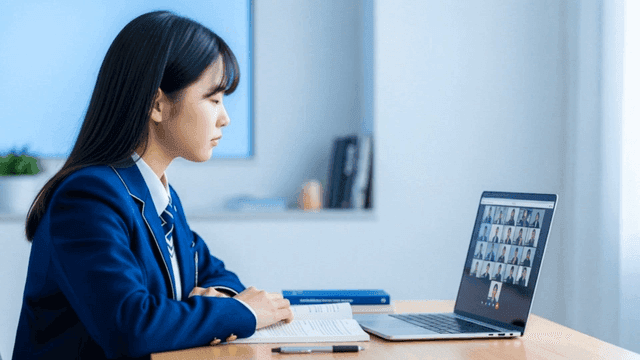 노트북으로 온라인 수업을 듣는 여학생