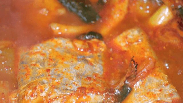 냄비에서 끓고 있는 갈치조림