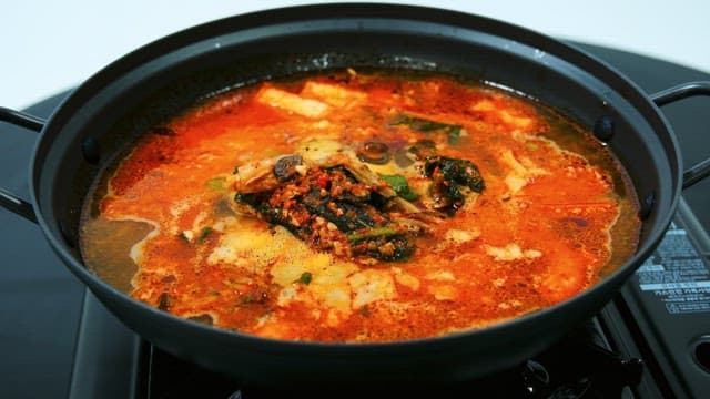 냄비에 담긴 매운 전통 한국 찌개