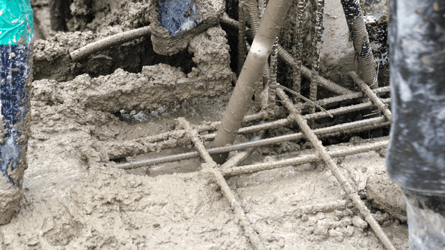 건설 현장에서 철근 위에 부어지는 콘크리트