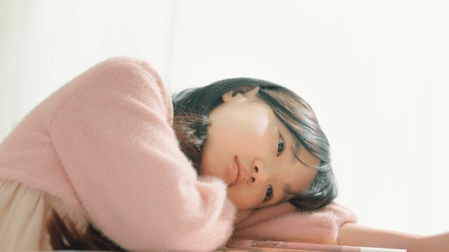 테이블에 엎드리는 어린 소녀