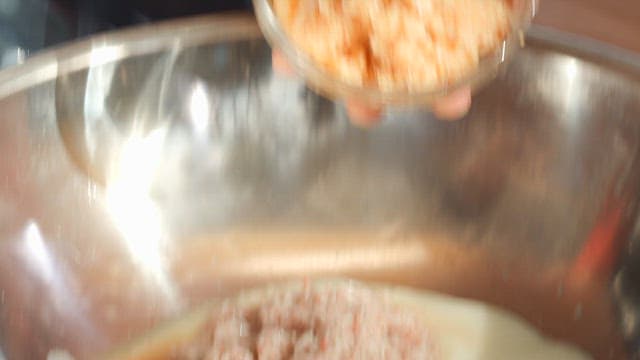 새우젓을 비롯한 식재료들이 들어있는 금속 대야에 추가되는 다진 마늘