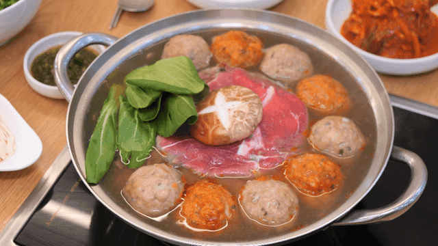 Rolled dumpling hot pot with vegetables and clear broth