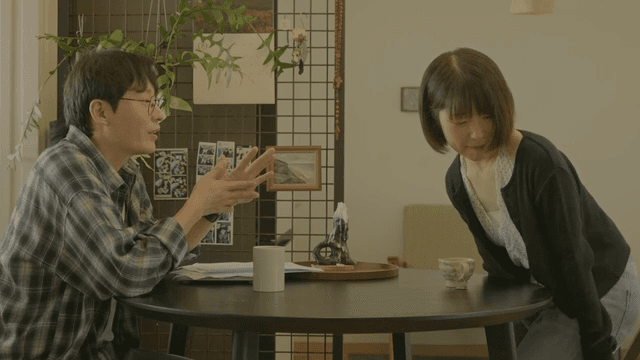 자리를 일어나는 여성을 바라보는 남성