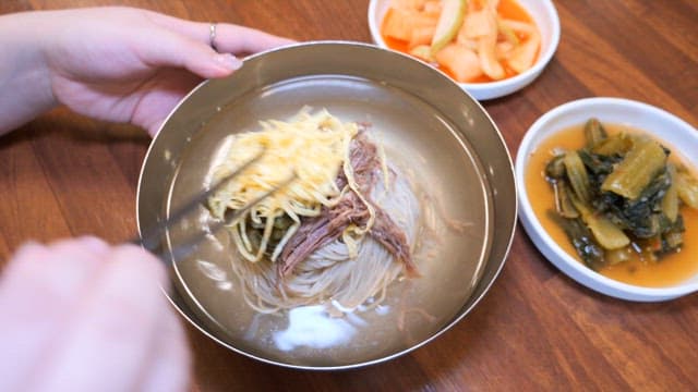 쫄깃한 냉면 한 젓가락