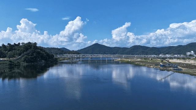 다리와 산이 있는 고요한 강