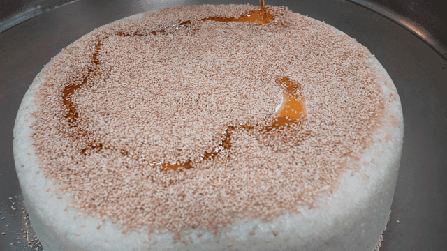 Sesame seeds and sesame oil sprinkled on white rice