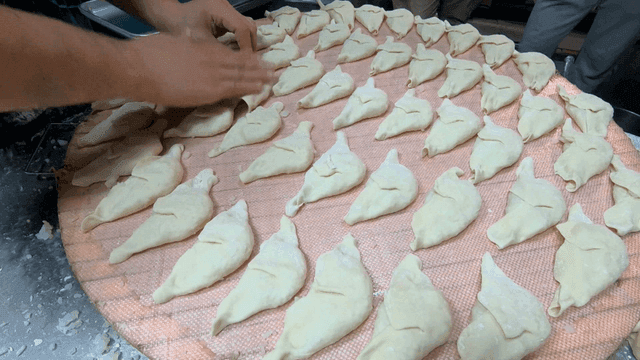 쟁반 위 빠르게 준비되는 만두들