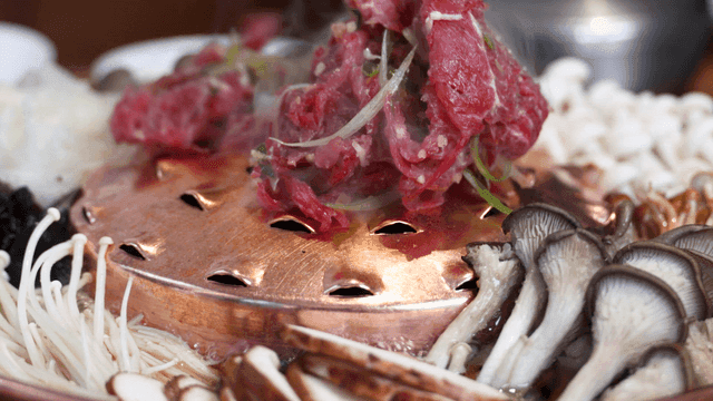 Bulgogi hot pot topped with mushrooms and beef