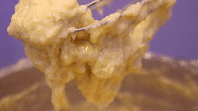 거품기에 묻은 반죽