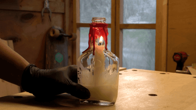 유리병 안에서 타오르는 촛불