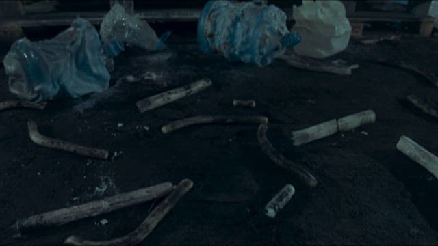 새카맣게 탄 화재현장에 굴러다니는 녹아내린 사물들