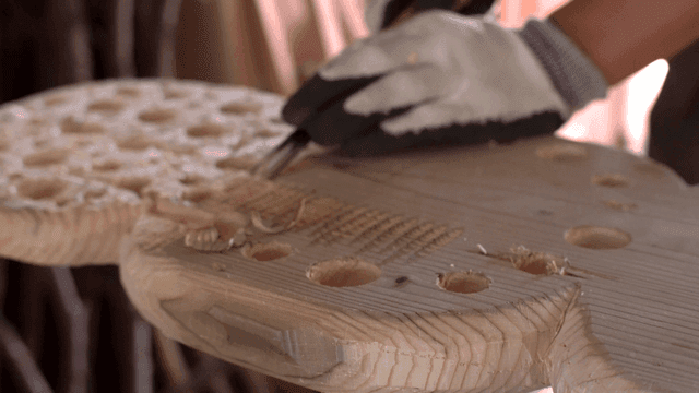 정밀 도구로 나무 조각하기