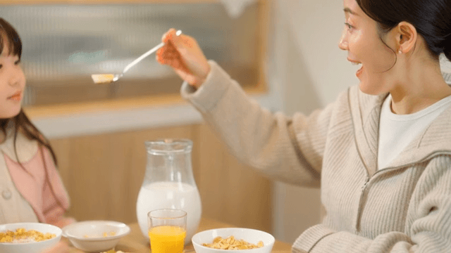 엄마와 딸이 아침식사를 즐기는 모습