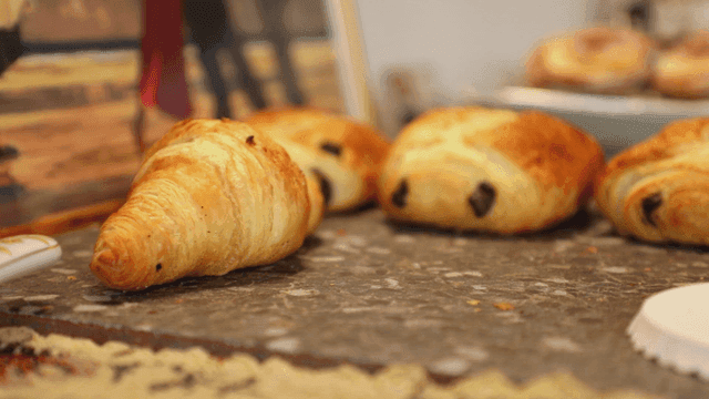 진열된 갓 구운 크루아상