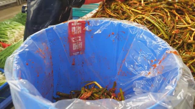 파김치를 준비하고 포장하는 사람